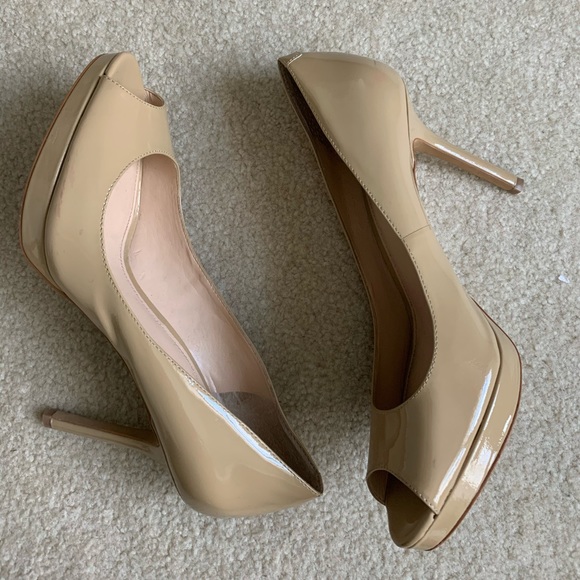 Vince Camuto nude peep toe heels - Picture 3 of 7